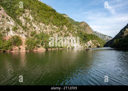 Un tour turistico in barca sull'acqua presso il lago Komani, Albania Foto Stock