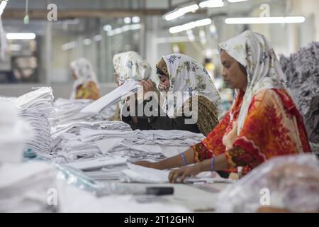 Dhaka, Bangladesh. 10 ottobre 2023. Gli addetti all'abbigliamento lavorano presso la Surma Garments Limited di Savar (foto di Sazzad Hossain/SOPA Images/Sipa USA) credito: SIPA USA/Alamy Live News Foto Stock