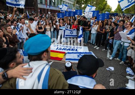 Madrid, Spagna. 10 ottobre 2023. La comunità israeliana di Madrid si è riunita davanti all'ambasciata di Israele per mostrare il proprio sostegno al proprio paese e per protestare contro gli attacchi di Hamas durante il conflitto israelo-palestinese. Il gruppo militante palestinese Hamas ha lanciato il più grande attacco a sorpresa da Gaza il 7 ottobre, che ha portato a una dichiarazione di guerra da parte del primo ministro israeliano Benjamin Netanyahu. Crediti: Marcos del Mazo/Alamy Live News Foto Stock