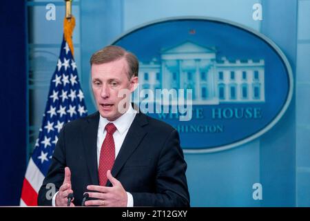 Washington, Stati Uniti. 10 ottobre 2023. Jake Sullivan, consigliere per la sicurezza nazionale, risponde a una domanda dei media durante il briefing stampa quotidiano alla Casa Bianca di Washington, DC, USA, 10 ottobre 2023. Sullivan ha risposto alle domande in seguito ai commenti del presidente Biden sugli attacchi terroristici contro Israele. Foto di Shawn Thew/UPI credito: UPI/Alamy Live News Foto Stock