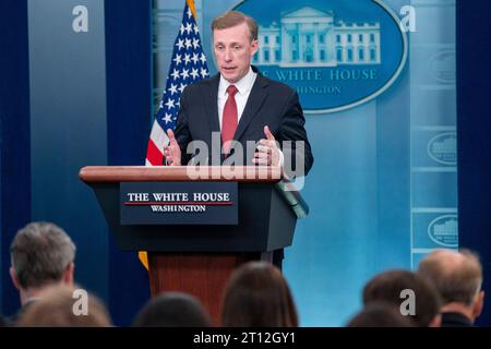 Washington, Stati Uniti. 10 ottobre 2023. Jake Sullivan, consigliere per la sicurezza nazionale, risponde a una domanda dei media durante il briefing stampa quotidiano alla Casa Bianca di Washington, DC, USA, 10 ottobre 2023. Sullivan ha risposto alle domande in seguito ai commenti del presidente Biden sugli attacchi terroristici contro Israele. Foto di Shawn Thew/UPI credito: UPI/Alamy Live News Foto Stock