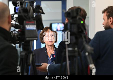 Praga, Repubblica Ceca. 10 ottobre 2023. L'ambasciatore ceco a Tel Aviv Veronika Kuchynova Smigolova interviene durante la conferenza stampa del ministro degli Esteri ceco Jan Lipavsky prima di partire per Muscat, Oman, per partecipare alla riunione di due giorni dei ministri dei paesi dell'UE e del Consiglio di cooperazione del Golfo, tenutasi a Praga, Repubblica Ceca, il 9 ottobre 2023. Crediti: Michal Kamaryt/CTK Photo/Alamy Live News Foto Stock