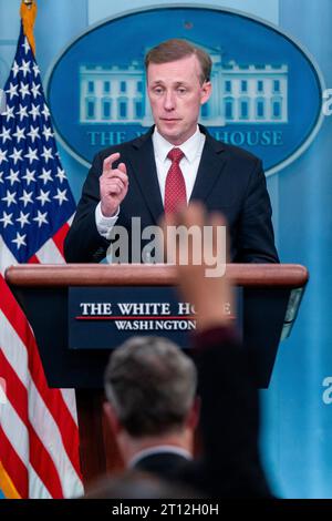 Washington, Stati Uniti. 10 ottobre 2023. Jake Sullivan, consigliere per la sicurezza nazionale, risponde a una domanda dei media durante il briefing stampa quotidiano alla Casa Bianca di Washington, DC, USA, 10 ottobre 2023. Sullivan ha risposto alle domande in seguito ai commenti del presidente Biden sugli attacchi terroristici contro Israele. Foto di Shawn Thew/UPI credito: UPI/Alamy Live News Foto Stock