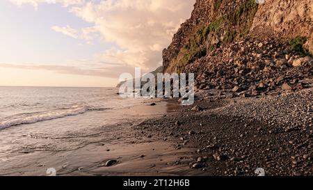 Madeira Portogallo, Sonnenuntergang Insel Strand Küstenausblick Meer, isola al tramonto, spiaggia, vista mare Foto Stock