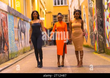 San Sebastian, Gipuzkoa Spagna, febbraio 2021: Stile urbano con tre ragazze nere africane in una strada cittadina Foto Stock