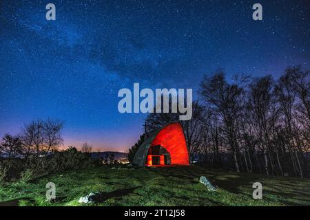 Via Lattea nel bellissimo eremo illuminato di Agina, Navarra Foto Stock