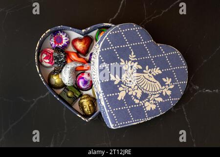 Lussuosa scatola di cioccolato a forma di cuore in stile vittoriano Foto Stock