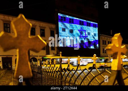 Pilsen, Repubblica Ceca. 10 ottobre 2023. Proiezione di luce della bandiera israeliana sventolante al municipio di Pilsen a sostegno di Israele, che è stato attaccato dal gruppo islamista radicale Hamas, a Pilsen, Repubblica Ceca, il 10 ottobre 2023. Crediti: Miroslav Chaloupka/CTK Photo/Alamy Live News Foto Stock