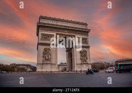 Tramonto arancione all'Arc de Triomphe nella splendida città europea di Parigi. Francia Foto Stock