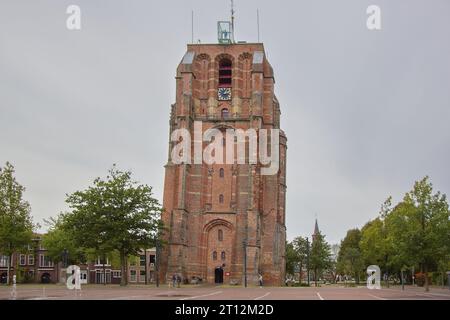 La torre Oldehove di una chiesa incompiuta nella città olandese di Leeuwarden (Frisia, Paesi Bassi) Foto Stock