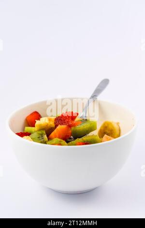 Ricetta di un'insalata di frutta con kiwi, fragole, banane finite Foto Stock