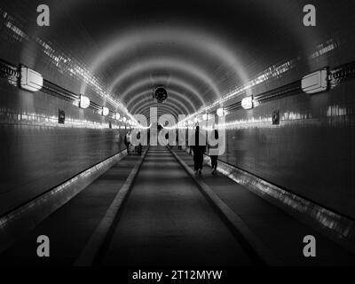 Pedoni nel tunnel dell'Elba, bianco e nero, città anseatica di Amburgo, Amburgo, Germania Foto Stock