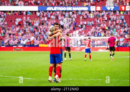 Alvaro Morata (Atletico Madrid) celebra la vittoria della sua squadra con Antoine Griezmann (Atletico Madrid) durante la partita di calcio del campionato spagnolo la Liga EA Sports tra Atletico Madrid e Real Sociedad allo stadio Civitas Metropolitano. Atletico Madrid 2 : 1 Real Sociedad Foto Stock