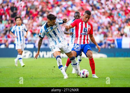 Brais Mendez (Real Sociedad) (L) visto in azione contro Samuel Lino (Atletico Madrid) (R) durante la partita di calcio del campionato spagnolo la Liga EA Sports tra Atletico Madrid e Real Sociedad allo stadio Civitas Metropolitano. Atletico Madrid 2 : 1 Real Sociedad Foto Stock