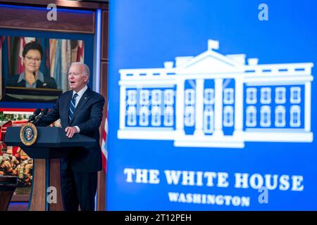 Washington, Stati Uniti. 10 ottobre 2023. Il presidente DEGLI STATI UNITI Joe Biden presenta osservazioni virtuali al Summit on Fire Prevention & Control degli Stati Uniti d'America della Casa Bianca di Washington, DC, USA, il 10 ottobre 2023. Credito: Abaca Press/Alamy Live News Foto Stock