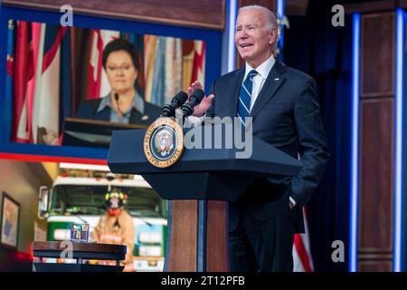 Washington, Stati Uniti. 10 ottobre 2023. Il presidente DEGLI STATI UNITI Joe Biden presenta osservazioni virtuali al Summit on Fire Prevention & Control degli Stati Uniti d'America della Casa Bianca di Washington, DC, USA, il 10 ottobre 2023. Credito: Abaca Press/Alamy Live News Foto Stock
