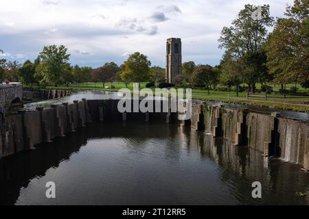 Scena tranquilla a Frederick, Maryland: La diga di Carroll Creek, la famosa torre di carillon e un vasto prato verde offrono una tranquilla fuga urbana a Baker Park. Foto Stock