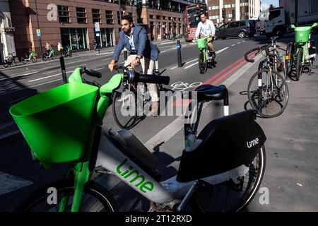 Londra, Regno Unito. 10 ottobre 2023. I ciclisti fanno un giro in bicicletta in una giornata di sole nel centro della città poiché la città crea più spazio per gli utenti di biciclette e i produttori offrono più biciclette elettriche a noleggio. (Immagine di credito: © Dominika Zarzycka/SOPA Images via ZUMA Press Wire) SOLO USO EDITORIALE! Non per USO commerciale! Foto Stock