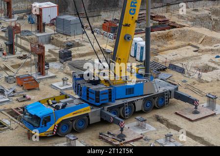 Gru mobile blu e giallo Grove GMK6400 in cantiere Foto Stock