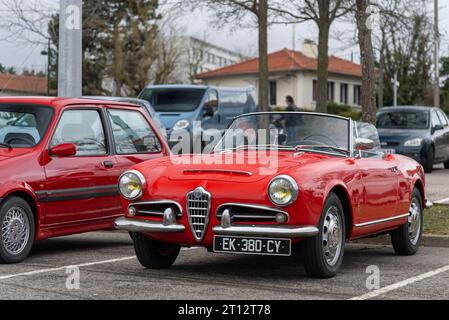 Alfa Romeo Giulietta Spider parcheggiata in una strada Foto Stock