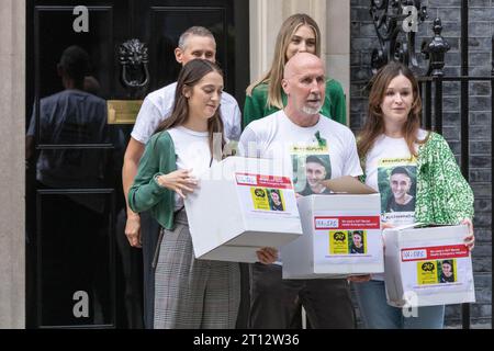 Londra, Regno Unito. 10 ottobre 2023. Una petizione viene consegnata a 10 Downing Street dalla Fondazione Calzy che chiede un numero di emergenza a tre cifre per la salute mentale, per fornire una formazione gratuita di pronto soccorso per la salute mentale e forzare l'ordine del giorno per risolvere lo stigam all'interno dei giovani adulti che parlano o cercano salute per la salute mentale. La fondazione è stata creata dopo Cal Stuart che si suicidò nel gennaio 2021 Credit: Ian Davidson/Alamy Live News Foto Stock