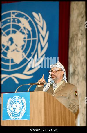 Foto: Leopold NEKULA/VIENNAREPORT e. U. âÖï Internationale uno-Konferenz für die sofortige Unabhängigkeit Namibias . Namibia-Konferenz 07. Juli 1986. Wien, Hofburg Jassir Arafat Rednerpult uno Logo Wien Austria *** foto Leopold NEKULA VIENNAREPORT e U âÖï Conferenza internazionale delle Nazioni Unite per l'immediata indipendenza della Namibia Conferenza della Namibia 7 luglio 1986 Vienna, Hofburg Yasser Arafat lectern un logo Vienna Austria Z101000436 101023 04jpeg credito: Imago/Alamy Live News Foto Stock