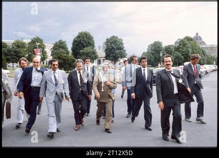 Foto: Leopold NEKULA/VIENNAREPORT e. U. âÖï Internationale uno-Konferenz für die sofortige Unabhängigkeit Namibias . Namibia-Konferenz 07. Juli 1986. Wien, Hofburg Jassir Arafat, Security, Journalisten Wien Austria *** Photos Leopold NEKULA VIENNAREPORT e U âÖï Conferenza internazionale delle Nazioni Unite per l'immediata indipendenza della Namibia Conferenza della Namibia 7 luglio 1986 Vienna, Hofburg Yasser Arafat, sicurezza, giornalisti Vienna Austria. Z101000436 101023 03jpeg credito: Imago/Alamy Live News Foto Stock