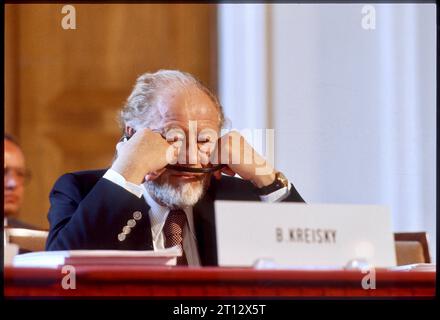 Foto: Leopold NEKULA/VIENNAREPORT e. U. âÖï Internationale uno-Konferenz für die sofortige Unabhängigkeit Namibias . Namibia-Konferenz 07. Juli 1986. Wien, Hofburg ein altersmüder Bruno Kreisky stützt seinen Kopf auf beide Hände Kopfhörer Wien Austria *** Photos Leopold NEKULA VIENNAREPORT e U âÖï Conferenza internazionale delle Nazioni Unite per l'immediata indipendenza della Namibia Conferenza della Namibia 7 luglio 1986 Vienna, Hofburg un anziano Bruno Kreisky poggia la testa su entrambe le mani cuffie Vienna Austria Z101000436 101023 05jpeg Credit: Imago/Alamy Live News Foto Stock