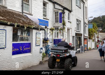 Settembre 2023, il servizio taxi Polperro fornisce valigie per i vacanzieri dal parcheggio, Bean and Scone Cafe, Cornwall, Inghilterra, Regno Unito Foto Stock