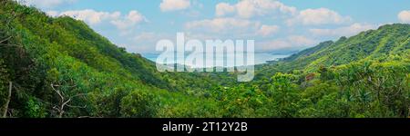 Pittoresco panorama paesaggistico della Valle Ka'awa sulla costa ventosa di Oahu alle Hawaii. Sostenuta dalle montagne Koaa'olau, l'area di Kualoa è immersa Foto Stock