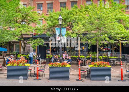 La gente siede nel patio del ristorante nel centro di Toronto, Ontario, Canada Foto Stock