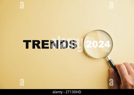 Le lenti d'ingrandimento rivelano le parole tendenze del nuovo anno 2024 Foto Stock
