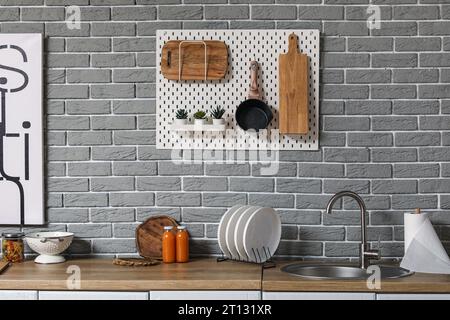 Lavandino, piano portapiastre e utensili da cucina in stile moderno Foto Stock