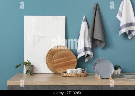 Banchi da cucina grigi con tagliere, portapiastre e utensili Foto Stock