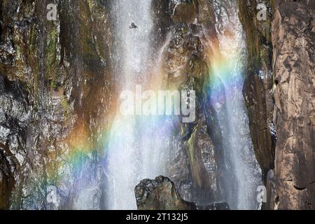 Arcobaleno presso la cascata del Niagara a Sainte-Suzanne (isola di Reunion), conosciuta localmente come "Cascade Niagara". Foto Stock