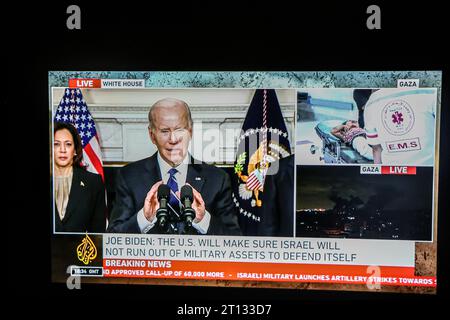 Nairobi, Kenya. 10 ottobre 2023. Il presidente degli Stati Uniti Joe Biden ha tenuto un discorso in diretta televisiva sul conflitto Gaza-Israele - uno schermo diviso che mostra le vittime della rappresaglia israeliana dall'attacco a sorpresa di Hama il 7 ottobre, che viene portato in ospedale a Gaza. Il presidente Biden ha riaffermato il sostegno incondizionato degli Stati Uniti a Israele, sottolineando che il suo governo farà in modo che Israele non esaurisca i propri mezzi militari per difendersi. (Foto di James Wakibia/SOPA Images/Sipa USA) credito: SIPA USA/Alamy Live News Foto Stock