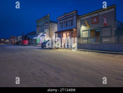 Dawson City, Yukon, Canada – 5 ottobre 2023: Vista mattutina di Home hardware (Dawson hardware Company) nel quartiere storico Foto Stock