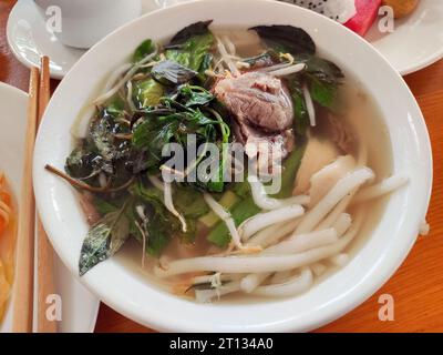 spaghetti di riso di manzo con verdure verdi nella zuppa per mangiare Foto Stock