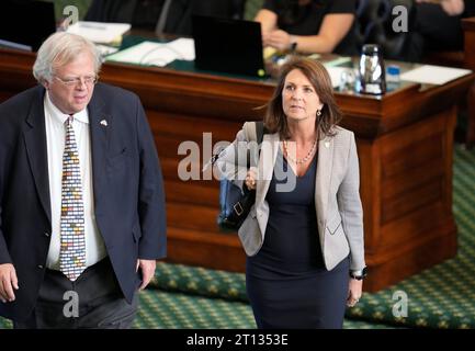 Austin Texas USA, 9 ottobre 2023: Il senatore Angela Paxton, R-McKinney, entra nella camera del Senato con il senatore Paul Bettencourt, R-Houston. ©Bob Daemmrich Foto Stock