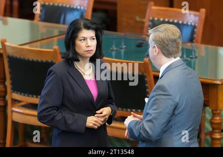 Austin Texas USA, 9 ottobre 2023: Il senatore di stato Carol Alvarado, D-Houston, parla con il senatore Tan Parker nella camera del Senato all'inizio della terza sessione speciale della 88a legislatura. ©Bob Daemmrich Foto Stock