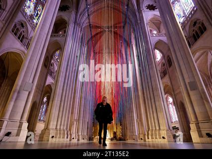 New York City, Stati Uniti. 10 ottobre 2023. La gente si diverte con un'installazione d'arte intitolata Divine Pathways', una nuova installazione monumentale dell'artista Anne Patterson durante un'anteprima stampa presso la Cattedrale di St John the Divine a New York City martedì 10 ottobre 2023. Foto di John Angelillo/UPI Credit: UPI/Alamy Live News Foto Stock