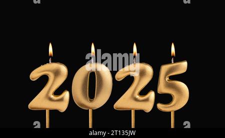 Felice anno nuovo 2025 - candele sotto forma di numeri brucianti su sfondo nero Foto Stock