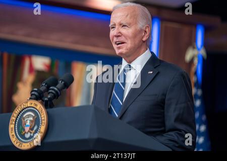 Washington, DC, USA. 10 ottobre 2023. Il presidente DEGLI STATI UNITI Joe Biden ha presentato osservazioni virtuali al Administrators Summit on Fire Prevention & Control degli Stati Uniti dalla Casa Bianca di Washington, DC, USA, il 10 ottobre 2023. Credito: Shawn Thew/Pool tramite CNP/dpa/Alamy Live News Foto Stock
