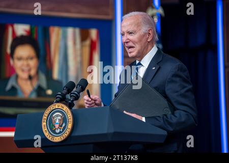 Washington, DC, USA. 10 ottobre 2023. Il presidente DEGLI STATI UNITI Joe Biden ha presentato osservazioni virtuali al Administrators Summit on Fire Prevention & Control degli Stati Uniti dalla Casa Bianca di Washington, DC, USA, il 10 ottobre 2023. Credito: Shawn Thew/Pool tramite CNP/dpa/Alamy Live News Foto Stock