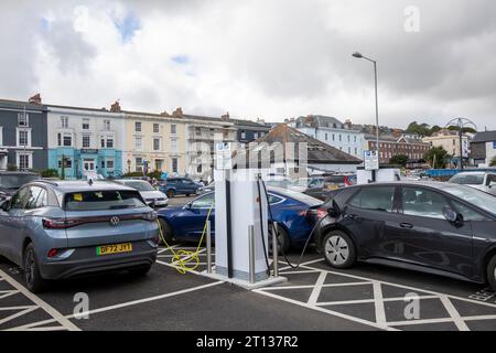 Stazione di ricarica pubblica per veicoli elettrici in un parcheggio a Falmouth, Cornovaglia, Inghilterra Foto Stock