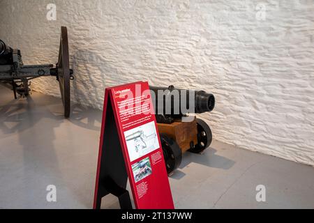 Castello di Pendennis Falmouth Cornovaglia, costruzione capannone dei treni Little Smasher 19th Century Gunn Cannon , Inghilterra,Regno Unito, 2023 Foto Stock