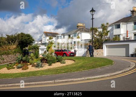 Falmouth Cornwall, case e case affacciate sulla Baia di Falmouth con area giardino del parco locale, Inghilterra, Regno Unito, 2023 Foto Stock