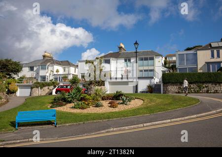 Falmouth Cornwall, case e case affacciate sulla Baia di Falmouth con area giardino del parco locale, Inghilterra, Regno Unito, 2023 Foto Stock