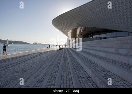 Lisboa, Portogallo - 19.09.2023: Il MAAT - Museo di Arte, architettura e tecnologia nella città di Lisbona, Portogallo Foto Stock