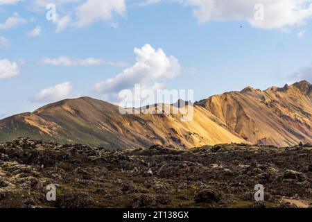 Landmannalaugar, una località nella riserva naturale di Fjallabak in Islanda nelle Highlands. L'area è in gran parte nota per le sue sorgenti termali geotermali naturali. Foto Stock